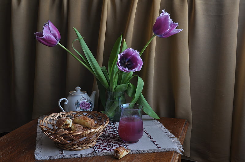still life, cake, vase, bonito, graphy, nice, flowers, drink, tulips, tulip, harmony, juice, food, cool, purple, bouquet, cup, flower, HD wallpaper