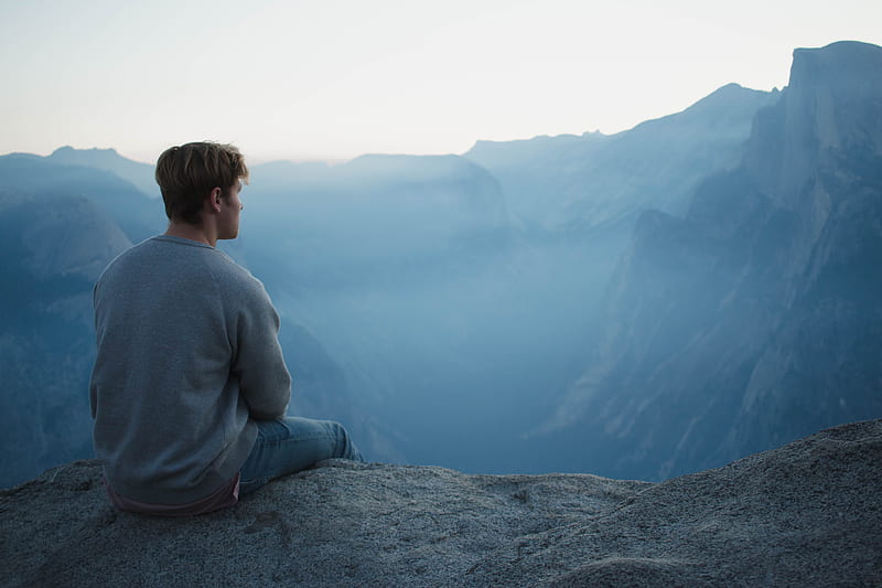 man in gray shirt sits on cliff, HD wallpaper