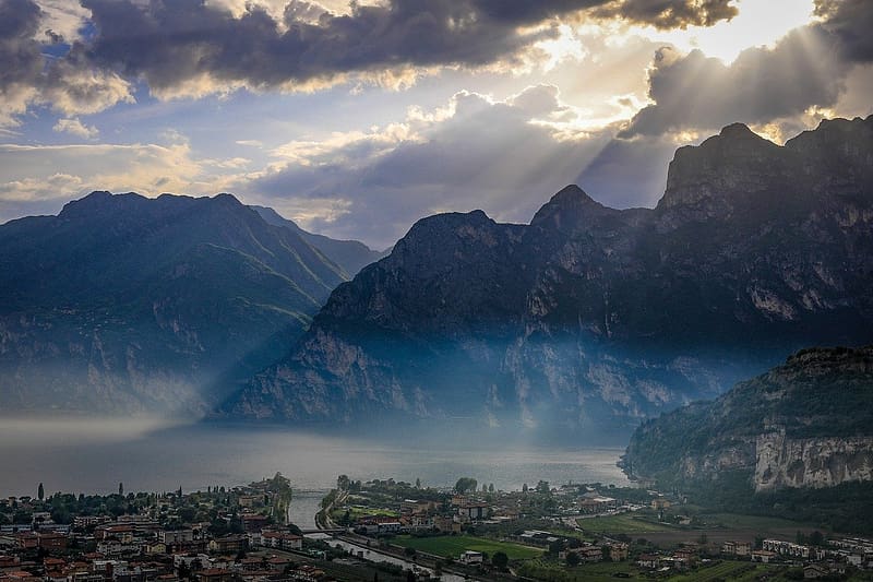 Lake Garda in Italy, sotet felhok, termeszet, Garda tavak, olaszorszag, hazak, hegyek, HD wallpaper