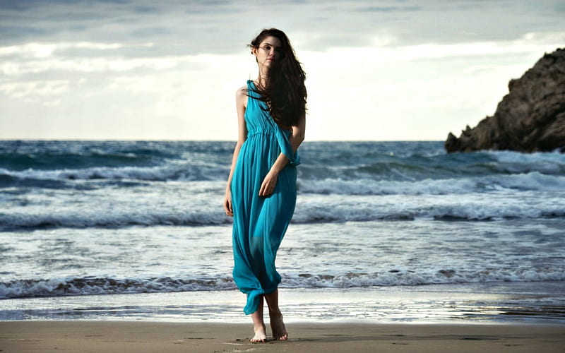 Женщина у моря в платье