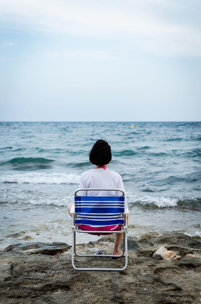 woman sitting on folding chair beside seashore, HD phone wallpaper