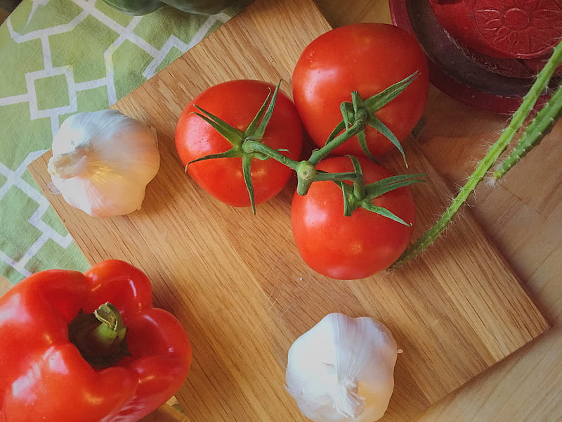 three tomatoes beside garlic, HD wallpaper