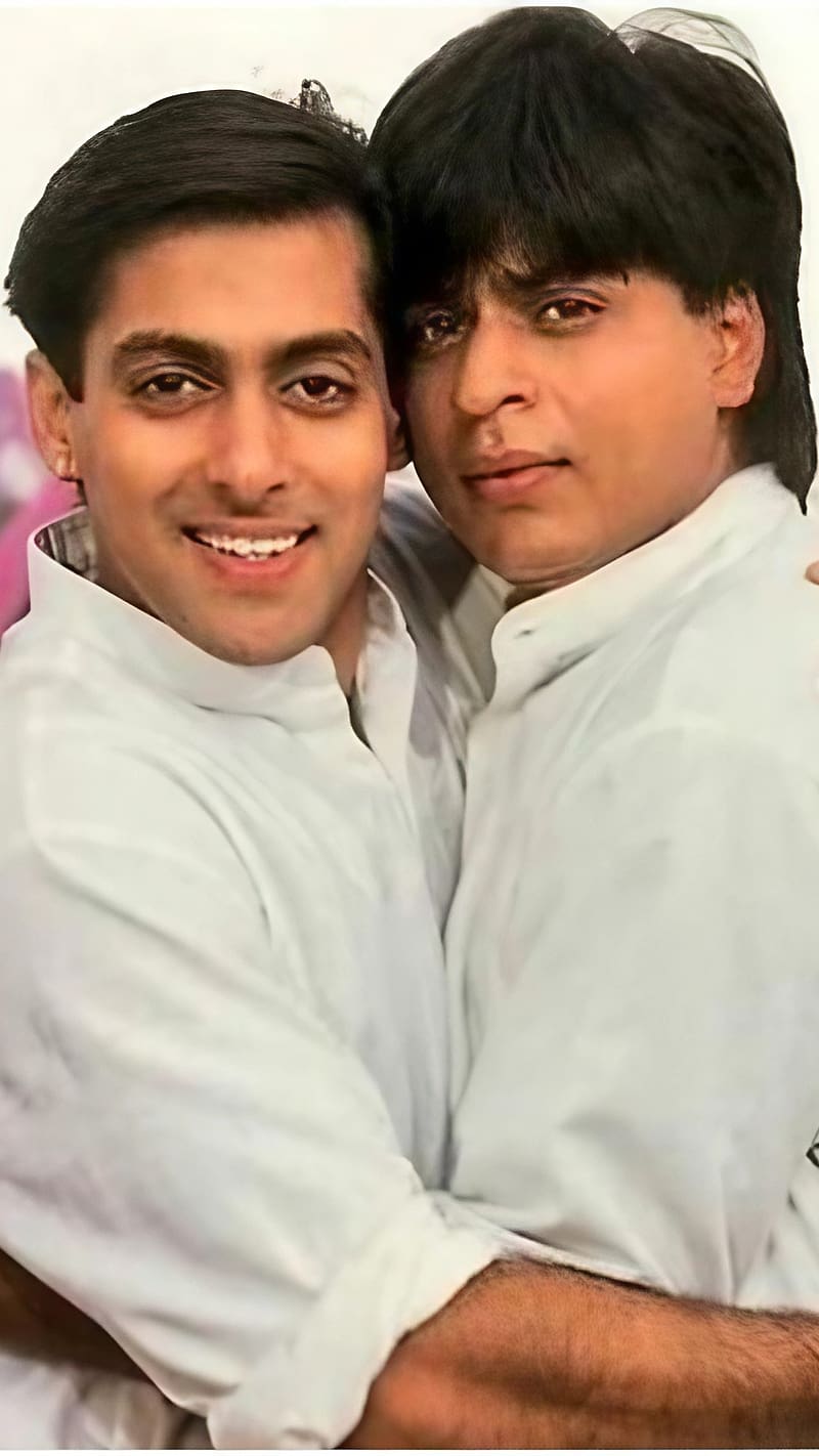 Salman Khan Shahrukh Khan Hugging, salman khan shahrukh khan, salman khan and shahrukh khan hugging, indian actor, king khan, HD phone wallpaper