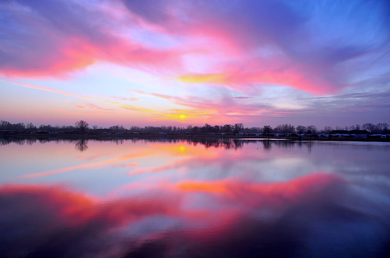 Beautiful purple and pink horizon sunrise in the sky in Cuxhaven., HD wallpaper