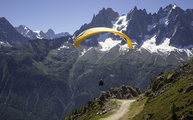 Paragliding in Mountains, nature, sport, paragliding, mountains, HD wallpaper