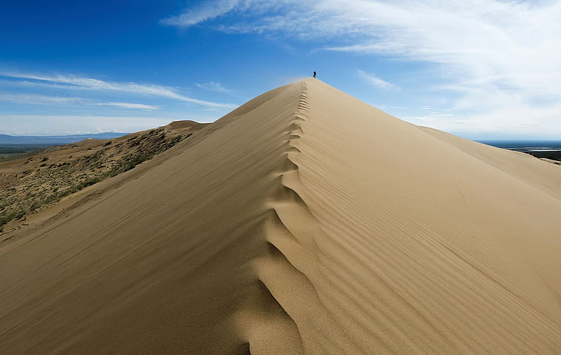 Tourist atop the Singing Sand Dunes, Kazakhstan, 150 meter dune, Almaty region, Singing Sand Dunes, 495 feet dune, 12 May 2016, HD wallpaper