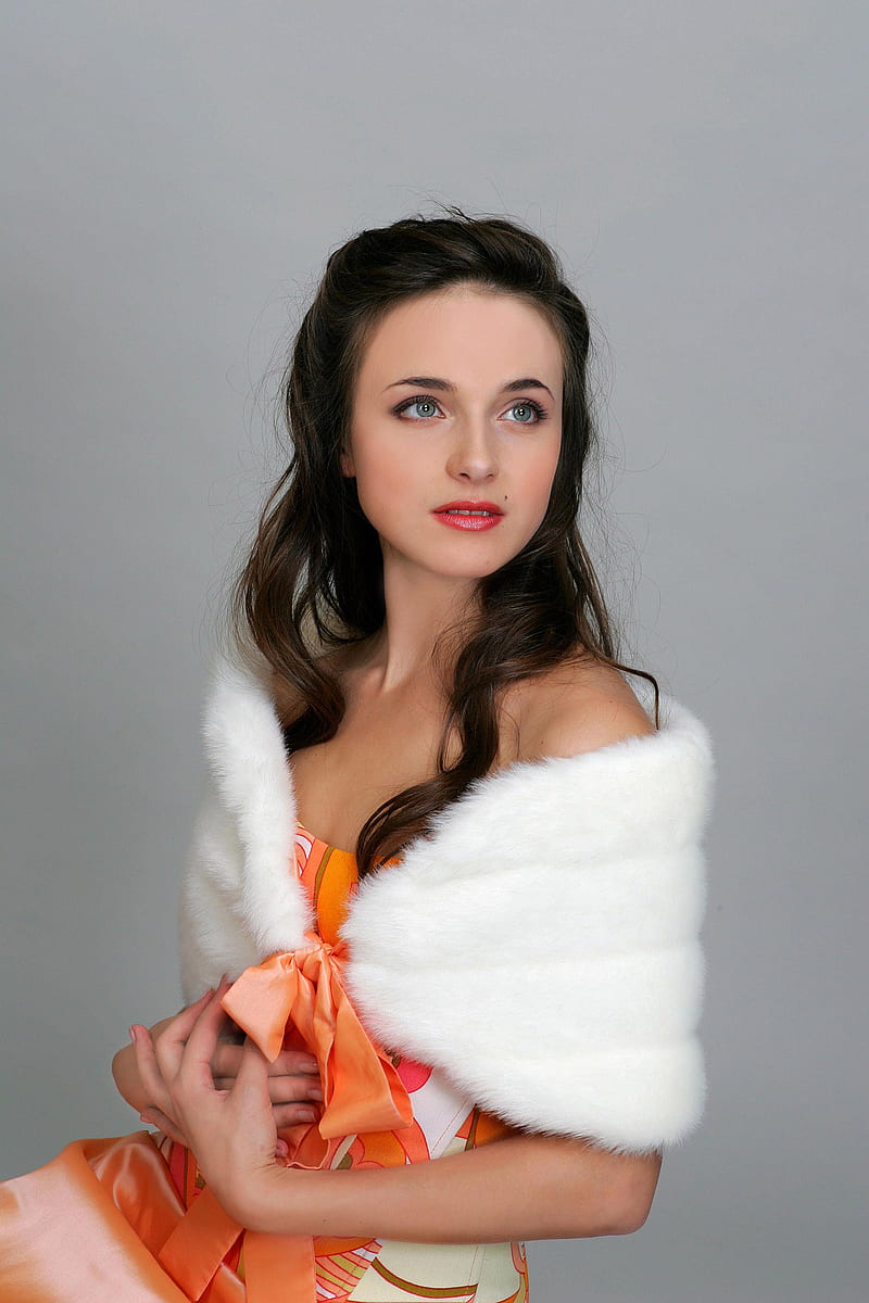 Anna Snatkina, women, actress, Russian, Russian women, blue eyes, long hair, simple background, lipstick, fur, HD phone wallpaper
