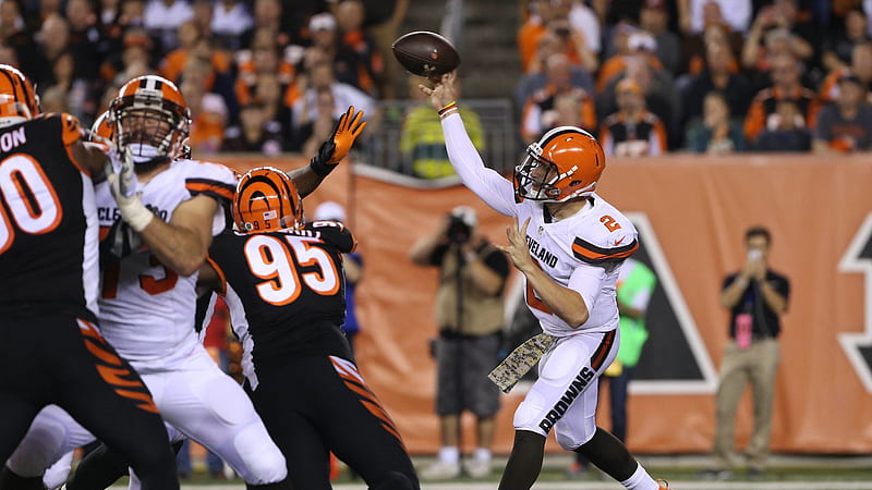 American Football Cleveland Browns White Jersey Wearing Player Catching Ball Cleveland Browns, HD wallpaper