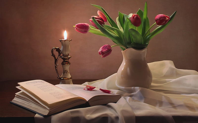 Tulipanes y vela, libro, vela, florero, tulipanes, naturaleza muerta, Fondo  de pantalla HD | Peakpx