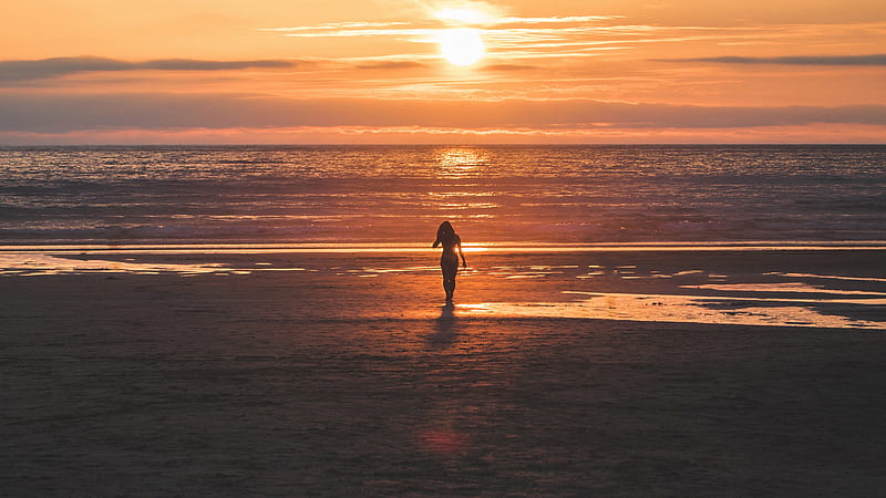 Woman on beach walking towards the sunset, beach, gold, sun, golden, ocean, sunset, lady, woman, golden hour, HD wallpaper