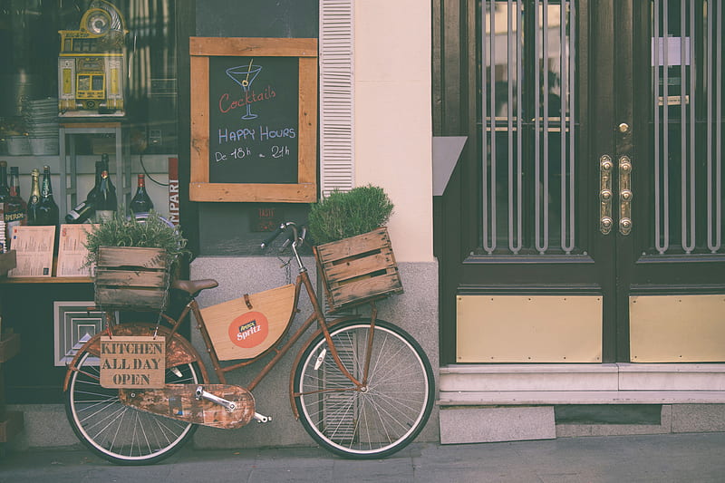 brown city bicycle near brown wooden door, HD wallpaper