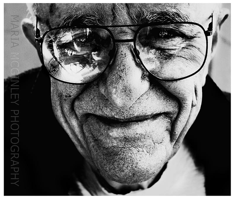 The old man on the corner, black and white, glasses, wiskers, man, HD wallpaper