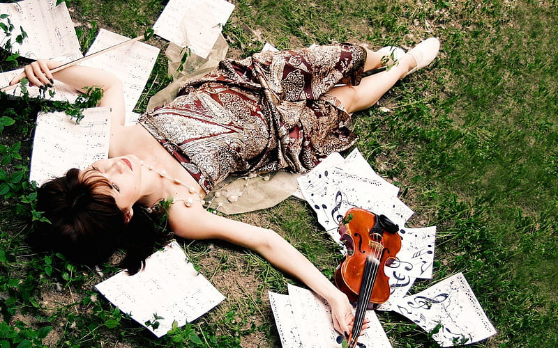 Girl with paper note, pretty, violin, babe, lovely, model, grass, paper note, music, bonito, sexy, brunette, instrument, girl, beauty, fashion, HD wallpaper