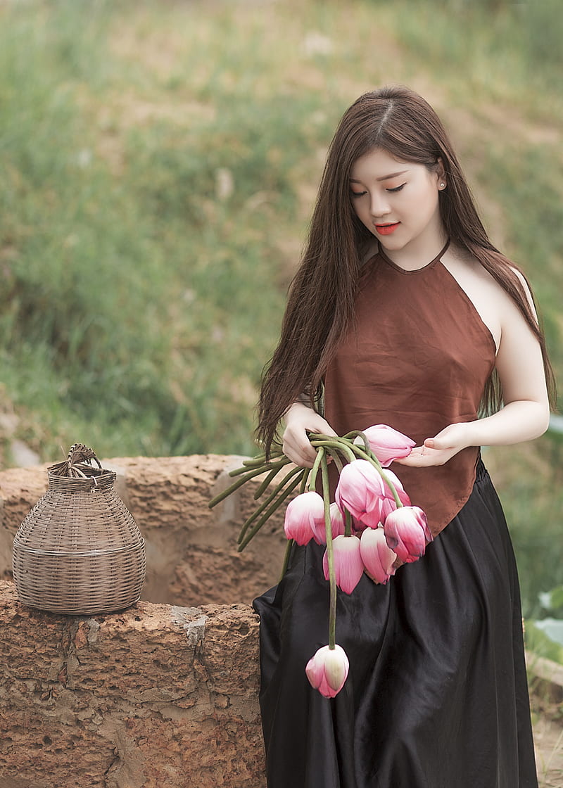 Woman Holding Pink Tulips, HD phone wallpaper