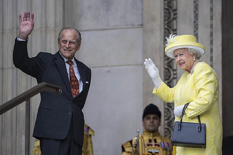 Celebrating Her 90th Birtay, Life Guardsmen in State Dress behind, hangbag, tThe Queen, Prince Phillip, white gloves, Grey suit and red tie, Yellow outfit with matching hat, Waiving, HD wallpaper