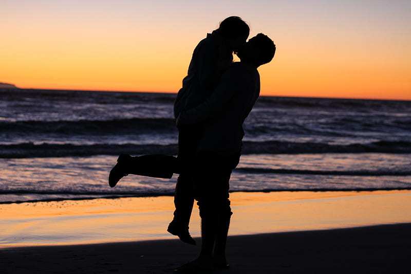 Silueta de pareja besándose cerca del mar durante la hora dorada, Fondo de  pantalla HD | Peakpx