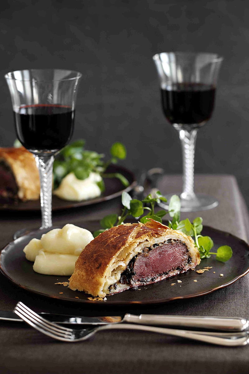 Beef Wellington, mushroom, shallots, garlic, thyme, duxelles, puff pastry, baked, wine, merry christmas, HD phone wallpaper