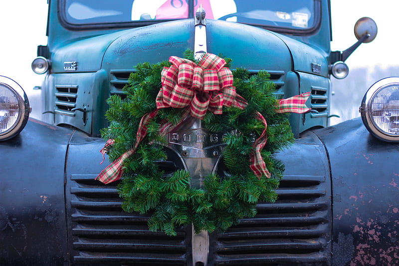 green wreath on bumper of blue truck, HD wallpaper