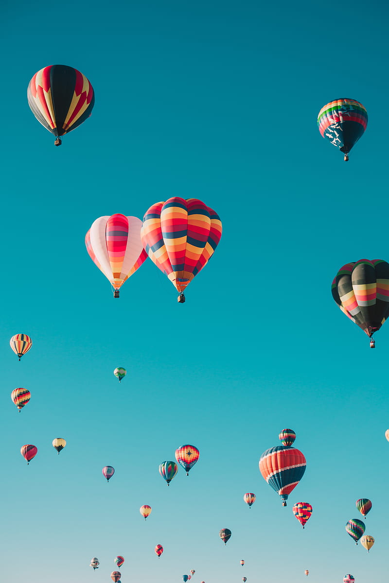 Una variedad de globos aerostáticos que vuelan a gran altura durante el  día., Fondo de pantalla de teléfono HD | Peakpx