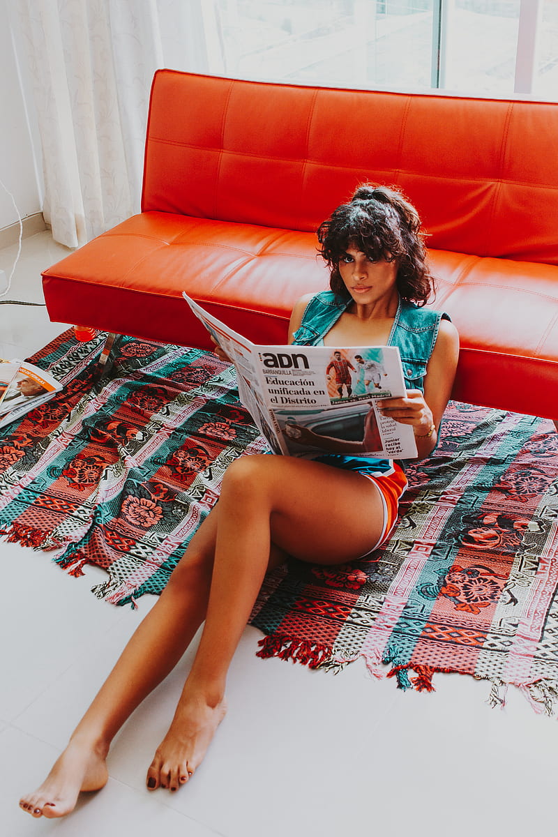 woman sitting on floor while reading newspaper during daytime, HD phone wallpaper