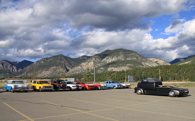 Mountains at the Radium Hot Springs car show 12, red, black, yellow, trees, sky, clouds, silver, carros, green, mountains, tire, white, blue, HD wallpaper