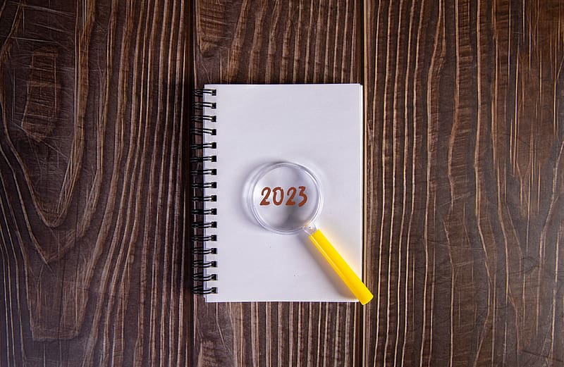 notepad, magnifying glass, 2023, wood, new year, HD wallpaper