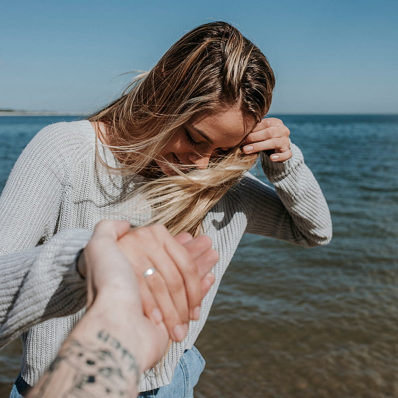 graphy, blonde, sweater, beach, rings, windy, hands, hair blowing in the wind, couple, holding hands, white sweater, happy, women on beach, HD phone wallpaper