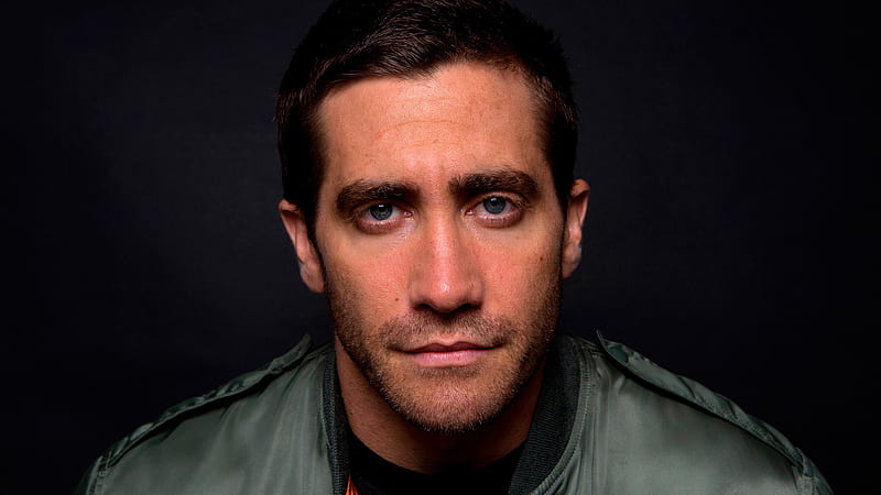 Grey Eyes Jake Gyllenhaal In Black Background Is Wearing Green Overcoat Boys, HD wallpaper