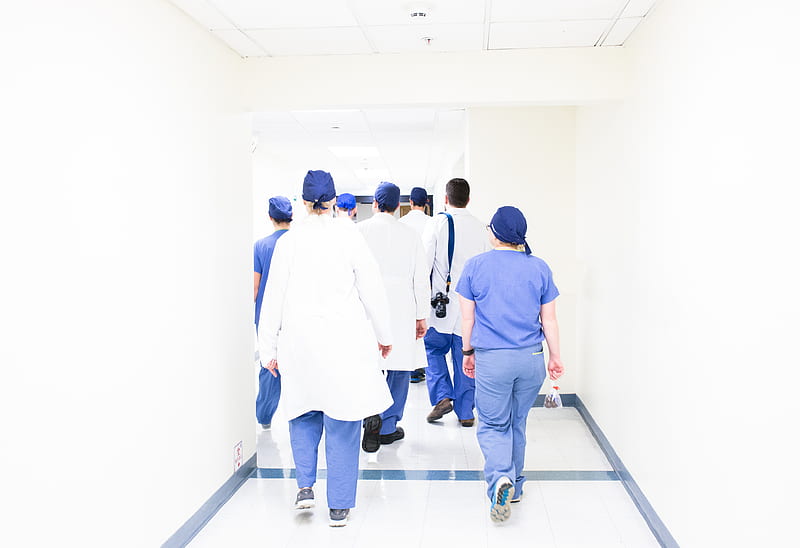 group of doctors walking on hospital hallway, HD wallpaper
