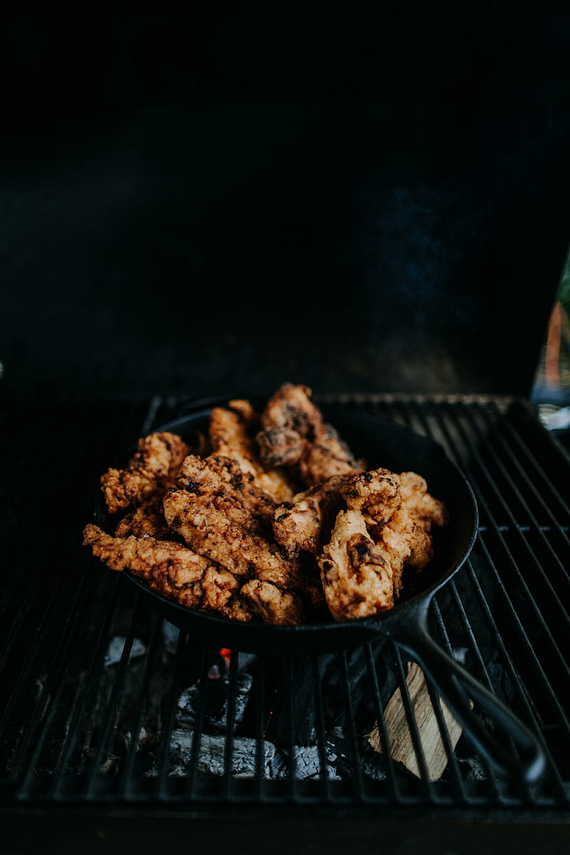 fried meat in cast iron skillet, HD phone wallpaper