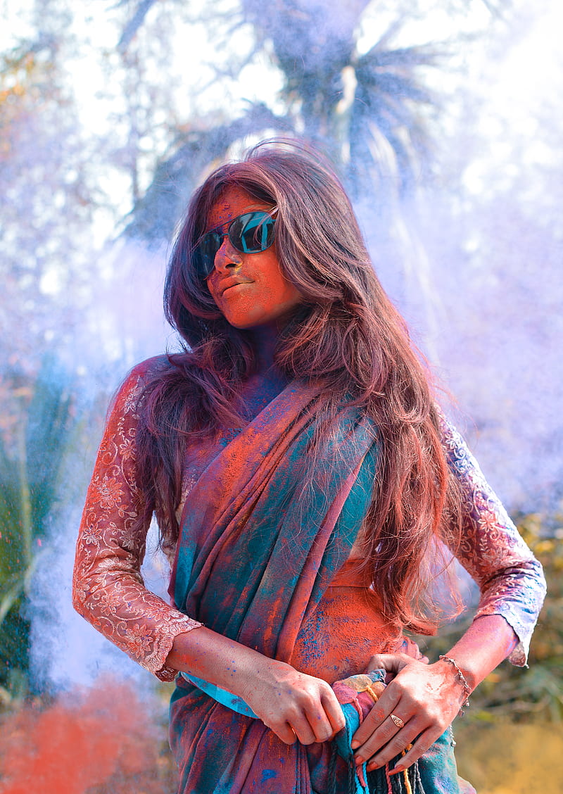 selective focus of woman wearing green and brown shawl covered with powder, HD phone wallpaper