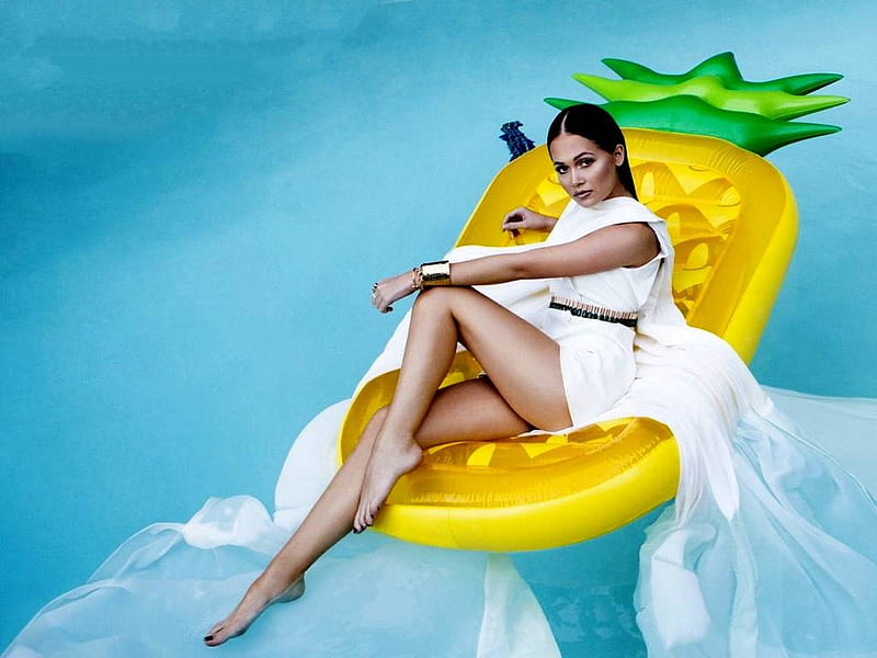 Kelli Berglund, dress, model, legs, bonito, pool, raft, Kelli, Berglund, actress, feet, 2017, white, HD wallpaper