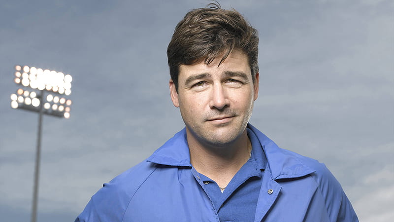 Actor Kyle Chandler With Blue Dress In Background Of Cloudy Sky And Focus Lights On Side Kyle Chandler, HD wallpaper