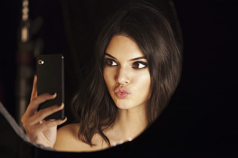 Kendall Jenner Taking Selfie, kendall-jenner, model, girls, celebrities, HD wallpaper