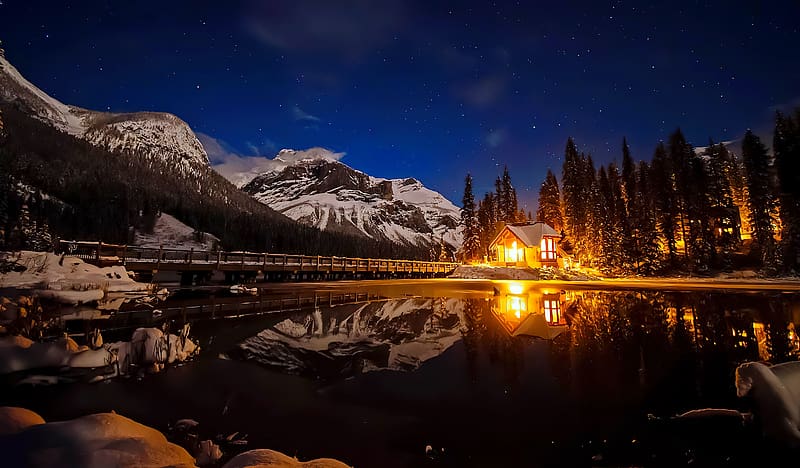 Emerald lake lodge at night, emerald, lodge, beautiful, sky, lake, mountain, cabin, night, winter, frost, HD wallpaper