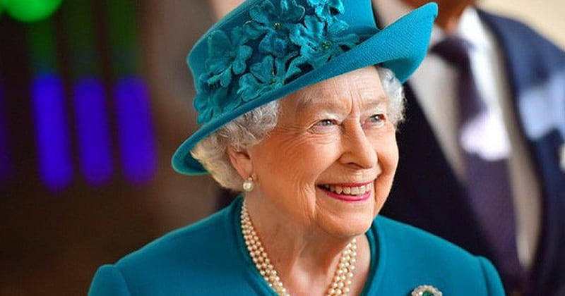 Her Majesty Queen Elizabeth II, matching dress, torquoise hat, pearl earrings, torquois, pearl necklace, brooch, HD wallpaper
