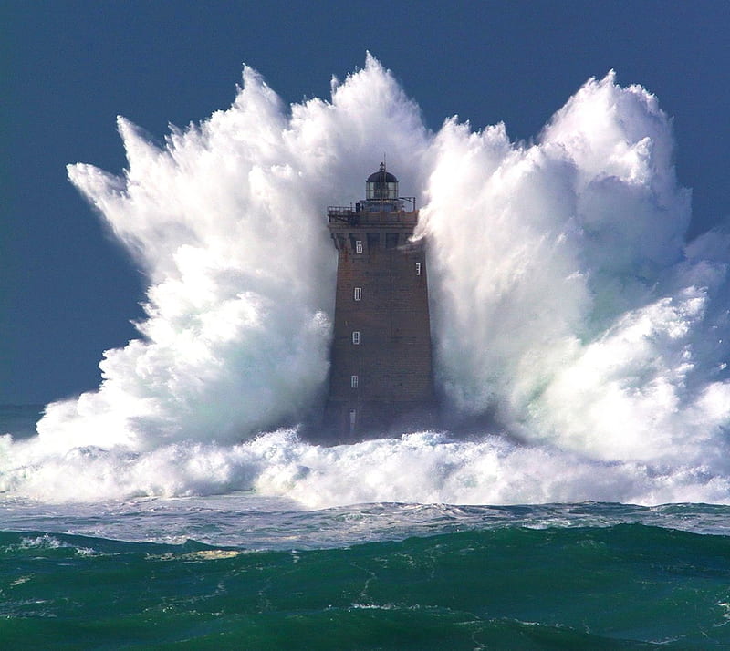Powerful Encounter, ocean, bonito, lighthouse, sea, wave, splash, seascape, water explosion, huge, HD wallpaper