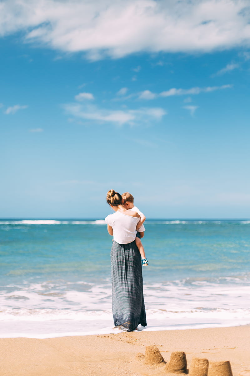 woman carrying toddler on seashore, HD phone wallpaper