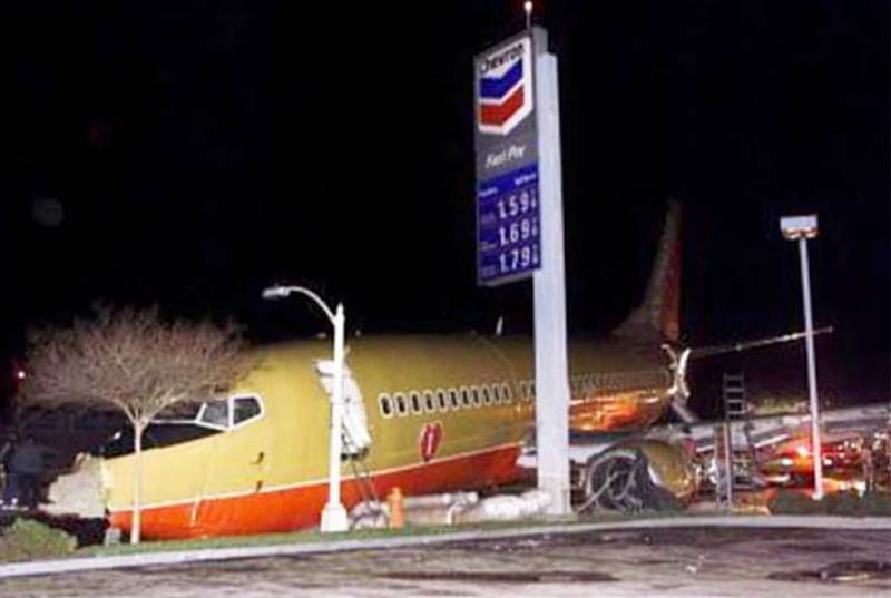Southwest Airlines Flight 1455, Boeing 737-300 (N668SW), Jet, Service Station, Comic, Crash, HD wallpaper
