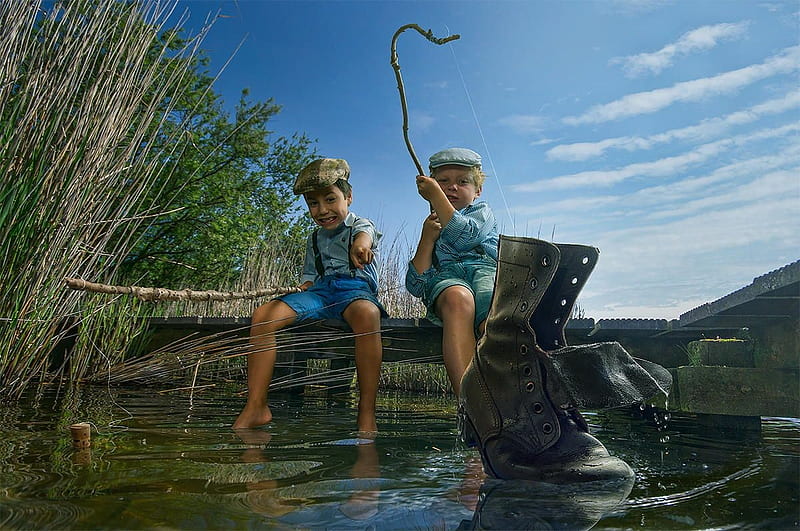 Gotcha!, adrian sommeling, children, lake, boy, water, summer, copil, shoe, funny, couple, blue, fishing, HD wallpaper