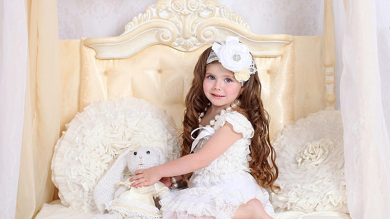 Cute Little Girl Is Sitting On White Bed With Toy Wearing White Lacey Dress Cute, HD wallpaper