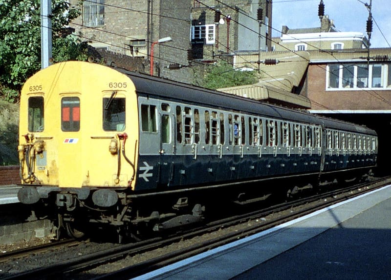 British Rail commuter train Southern Region 1975, local train, all electrc, blue and white, two carriages, HD wallpaper