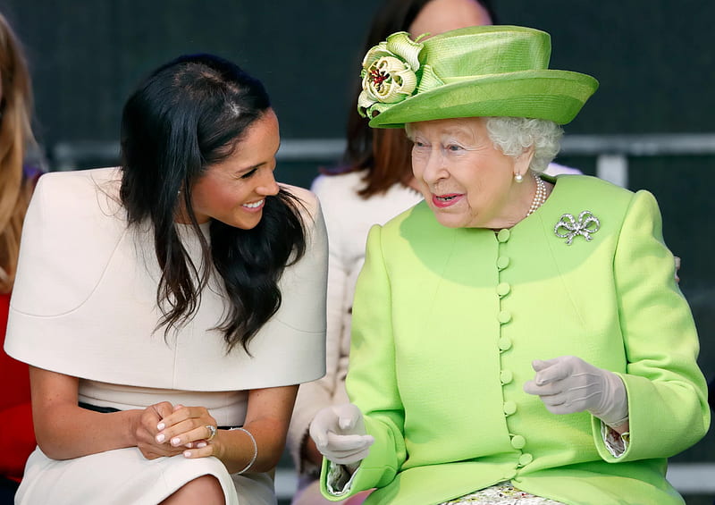 2 Gals @ the Game, games, buttons, comfort, Meghan Markle, royal ascot, jewelry, hat, brunette, gloves, Queen Elizabeth, green, royalty, flowers, pearls, style, cream, HD wallpaper