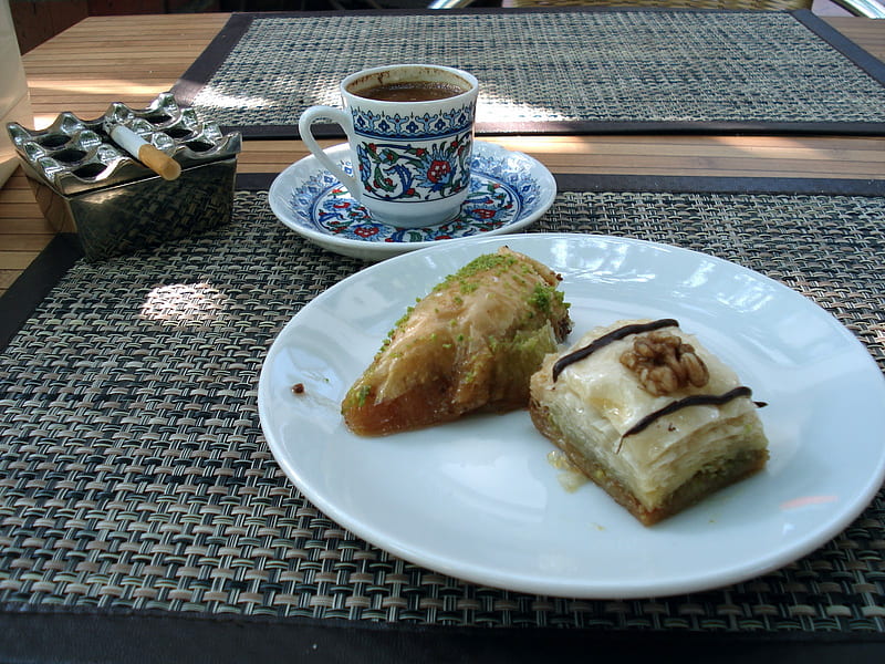 Baklava İle turk kahvesi, rest, table, baklava, coffee, turkish, kahve, sweet, HD wallpaper