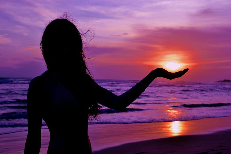 Holding the sun in my hand, sun, silouhette, ocean, bonito, sunset, sky, woman, clouds, beach, graphy, girl, purple, beauty, pink, HD wallpaper