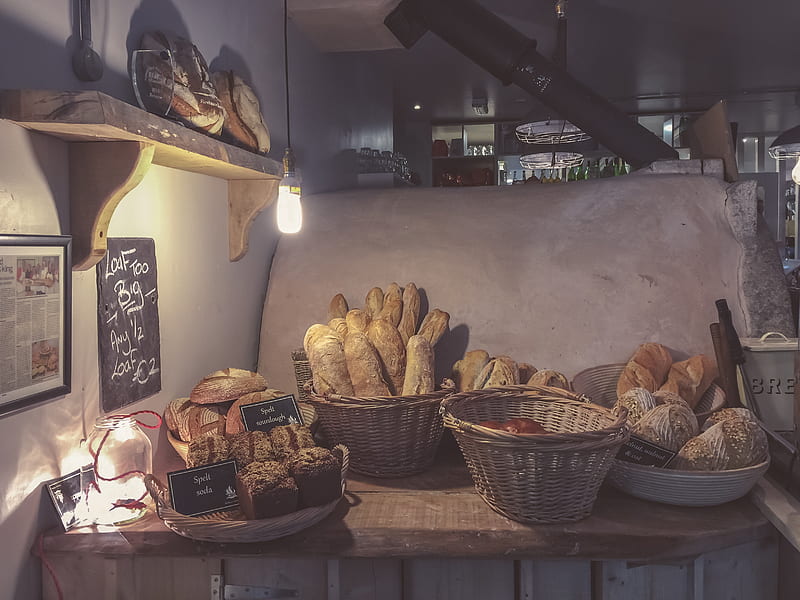breads in brown wicker basket on top of brown wooden table, HD wallpaper