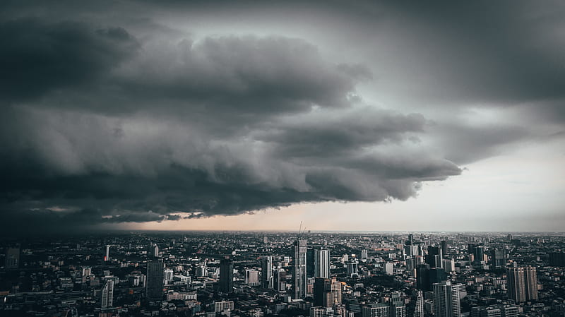 cumulonimbus clouds over city buildings, HD wallpaper