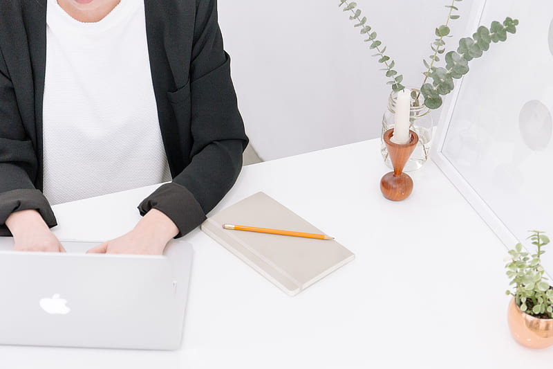 A person in business attire typing on a Macbook., HD wallpaper