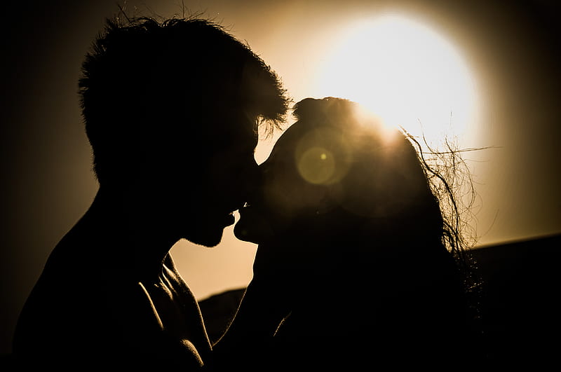 man and woman kissing under the sun, HD wallpaper