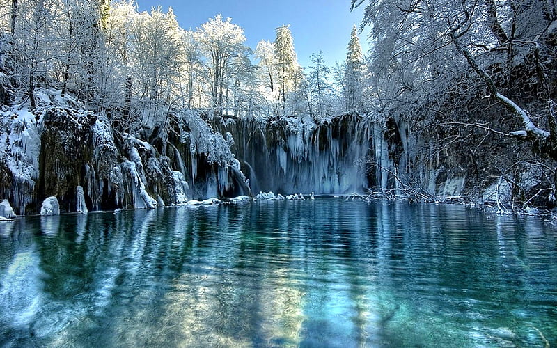 FROZEN LAKE, forest, green, ice, reflection, trees, frozen, lake, blue, HD wallpaper
